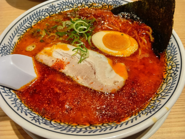 「醤油とんこつ赤　野沢菜醤」@丸源ラーメン 上板橋店の写真