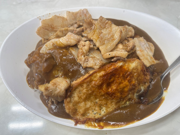 「スタミナカレー、ヤキ」@スタミナカレーの店 バーグ 弥生町店の写真