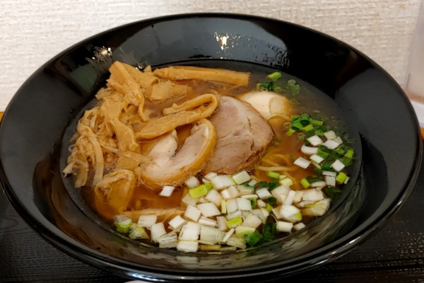 「牛骨だしの中華そば（白醬油：850円）、味玉（100円）」@麺屋あきづの写真