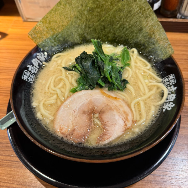 「塩豚骨ラーメン」@横浜家系ラーメン 壱角家 川崎銀柳街店の写真