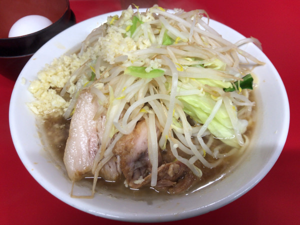 「小ぶた(ニンニク)+生たまご 1000円」@ラーメン二郎 大宮公園駅前店の写真