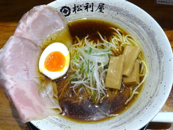 「淡麗しょうゆ中華そば　950円」@自家製麺 地鶏中華そば 松利屋の写真