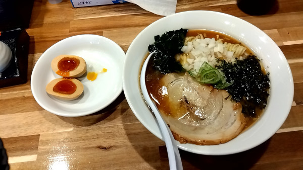 「煮干しらーめん（８８０円）＋味玉（１５０円）」@らーめんの館 輝の写真