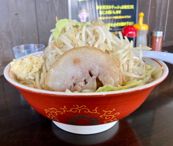「特大ラーメン+野菜マシマシ」@ラーメン豚力の写真
