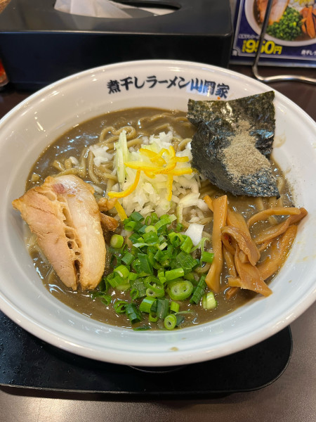 「期間限定鬼煮干しラーメン太麺大盛(1130円)」@煮干しラーメン山岡家 久喜店の写真