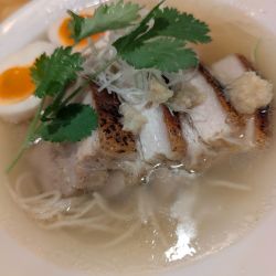 クリスピーポークの豚海老清湯拉麺