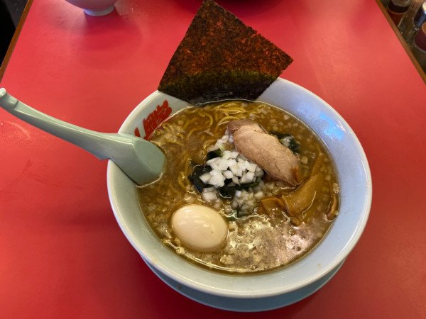 「期間限定プレミアム醤油とんこつ、味玉(1090円)」@山岡家 成田飯仲店の写真