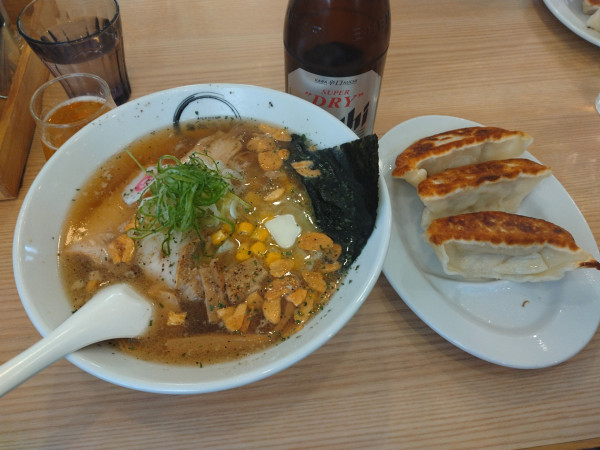 「ガーリックバター醤油らーめん¥1050+餃子3個+瓶ビール」@麺処 りょうやの写真