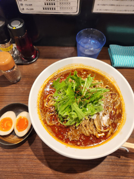 「担々麺（黒）4辛　大盛と味玉」@うさ担 浦和本店の写真