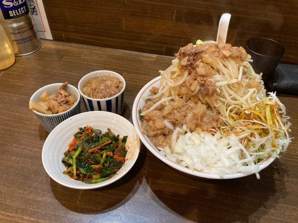 「汁なし（豚抜き）+ニラキムチ×3+メンマ1330円」@男気らーめんアカギ 新田木崎店の写真