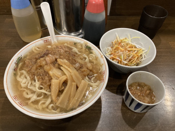「ラーメン（豚抜き）+麺増し+辛ネギ+メンマ1260円」@男気らーめんアカギ 新田木崎店の写真