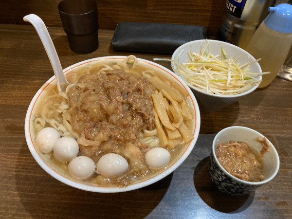 「ラーメン（豚抜き）+麺増し+和えネギ×2+メンマ+うずら15」@男気らーめんアカギ 新田木崎店の写真