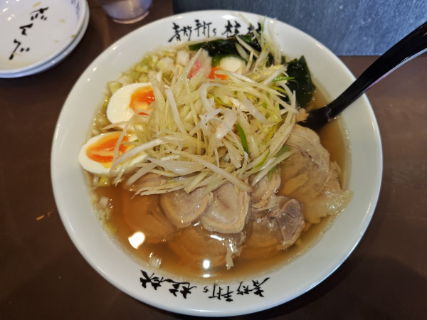 「醤油チャーシューメン+たまご+香味ネギ  メンマ抜き」@青竹手打ちラーメン 桂林 小山店の写真
