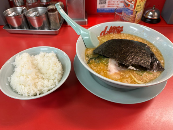 「特味噌ラーメン（背脂変更、ライス）」@ラーメン山岡家 長野南長池店の写真