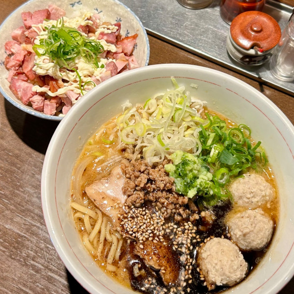 「【期間限定】味噌らぁ麺＋肉マヨ丼＋つくば鶏つくね」@麺や 虎徹の写真