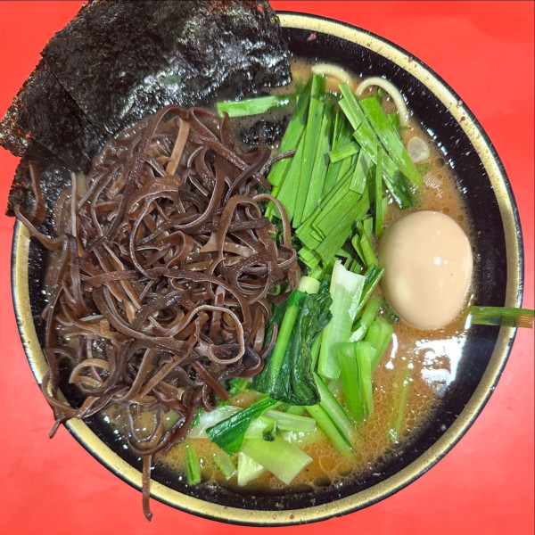 「ラーメン キクラゲ 小松菜 生ニラ 煮玉子」@環2家 蒲田店の写真