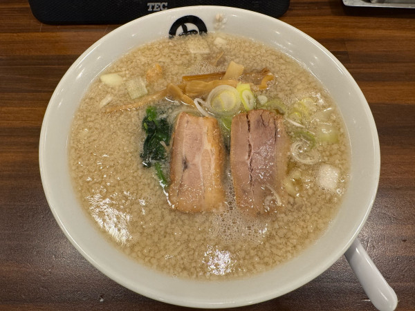 「白の中華そば 大盛 950円」@伊藤商店 仙台朝市店の写真