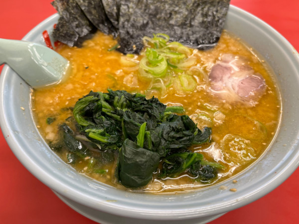 「特製味噌ラーメン＋中盛り＋背脂変更＋海苔＋ほうれん草」@ラーメン山岡家 千葉鎌ヶ谷店の写真