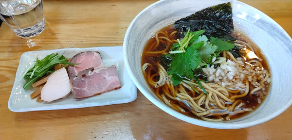 「いりこそば(醤油)+替え玉」@讃岐ラーメン 香麦の写真