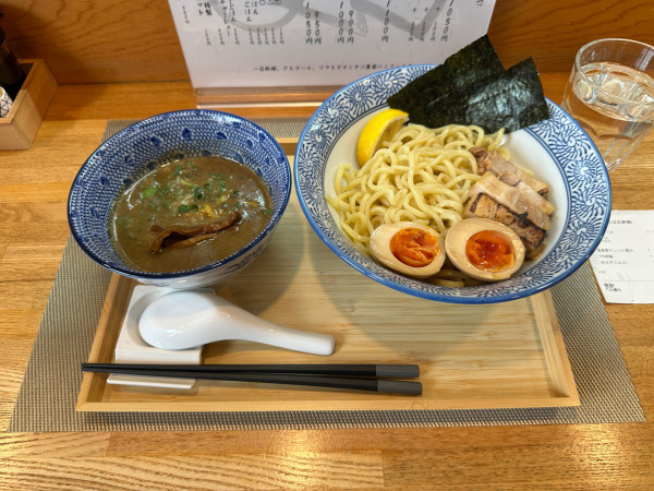 「つけ麺（並盛・200g）1,050円＋特製トッピング350円」@丸三角四角の写真