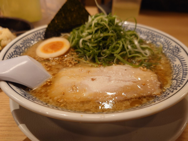 「熟成醤油とんこつ白（ドッカンネギ）」@丸源ラーメン 西府中店の写真