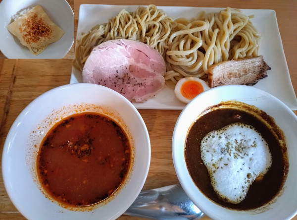 「2☓2つけ麺（ムール貝のトマト 塩＆牛タンカレー）￥1300」@FREEATの写真