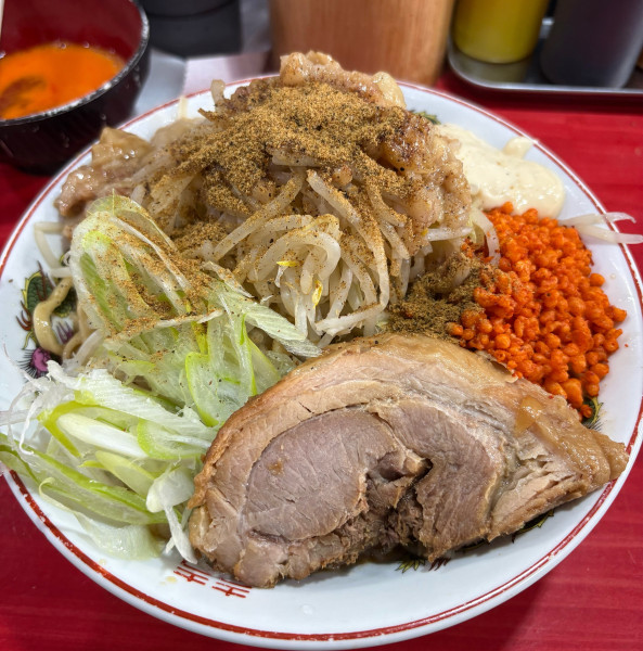 「まぜそば(小)豚付き　脂　辛揚げ　ガリマヨ」@ラーメン鷹の目 明大前店の写真