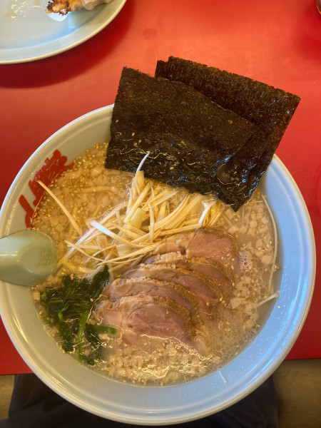 「塩ネギチャーシュー麺中盛り1260円背脂変更80円」@山岡家 狭山店の写真