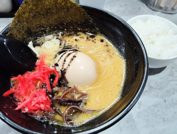 「表裏ブラック」@旨辛ラーメン表裏 高田馬場店の写真