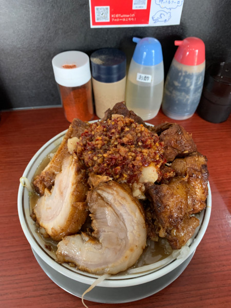 「チャーシュー麺大盛り＋チャーシュー×3＋自家製ラー油」@ラーメン一太豚の写真