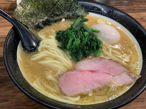 「太麺+味玉（替玉粉落とし）」@豚骨醤油らーめん 誠屋 八幡山本店の写真