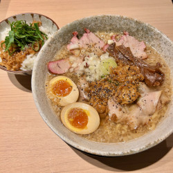 特製ラーメン（1350円、味玉を燻玉に変更+50円）＋セアブライス（300円）
