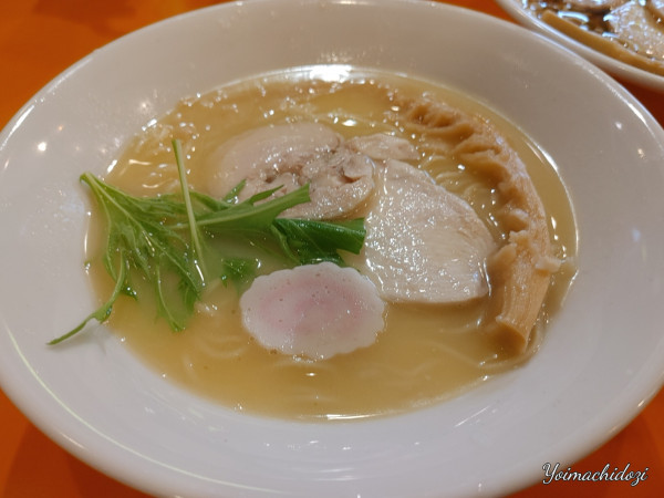 「鶏しおらーめん(880円)」@ラーメン&カレー アッキーの写真