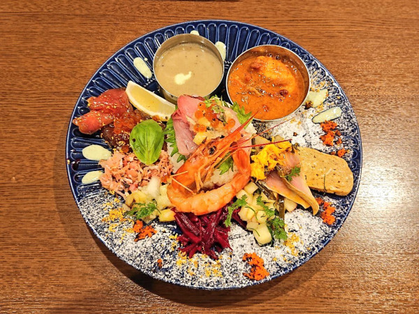 「新春!海鮮スパイスちらし、全部のせスペシャルプレート」@東京間借りカレー シモカワスパイス 新宿店の写真