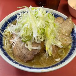小豚ラーメン麺半分野菜少なめニンニク少なめアブラ+生たまご+