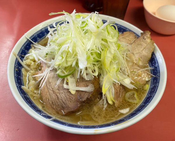 「小豚ラーメン麺半分野菜少なめニンニク少なめアブラ+生たまご+」@ラーメン二郎 桜台駅前店の写真