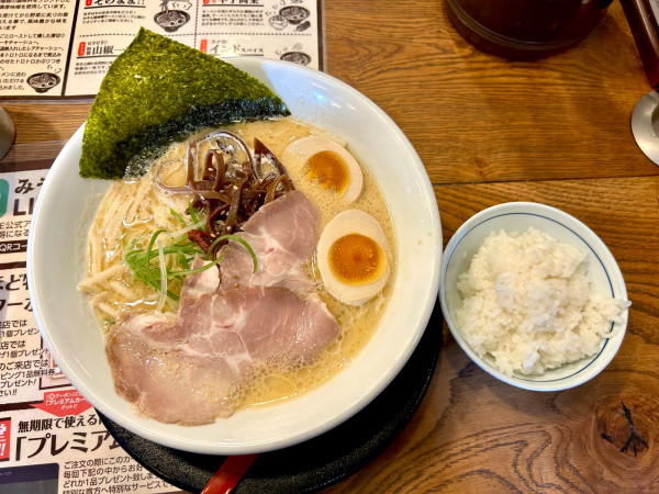 「九州豚骨味玉味噌(1090¥)」@純米味噌らーめん みそら堂 小山店の写真