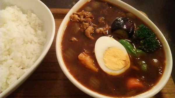 「豚しゃぶ 黒 1倍 1450円」@スープカレー屋 鴻 神田駿河台店の写真