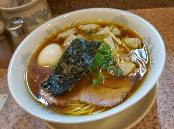 「醤油ワンタンメン＋半熟煮卵」@ラー麺専門店 こしがやの写真