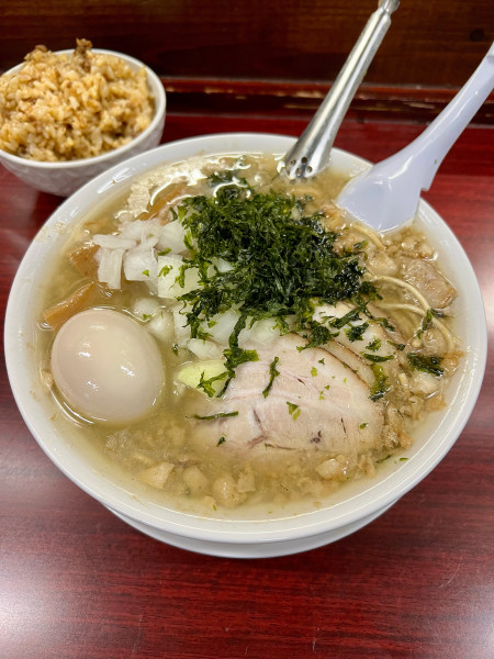 「背脂煮干し蕎麦　味玉」@元祖スタミナ満点らーめん すず鬼の写真