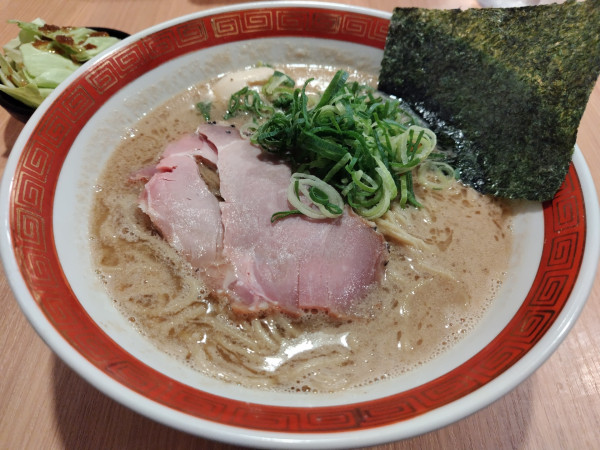 「豚骨らぁめん　醤油　（中盛り：同額）　＋キャベツバー：無料」@オリオン食堂の写真