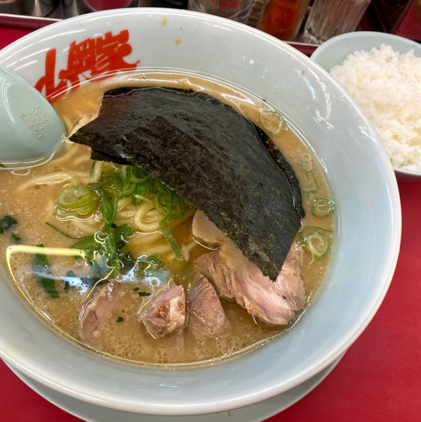 「醤油ネギラーメン＋半ライス＋コロチャーシュー6個」@ラーメン山岡家 太田店の写真