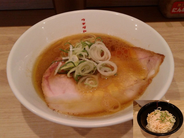 「博多豚骨醬油らーめん(850円)+替玉(200円)」@博多豚骨醤油らーめんウチダヤの写真