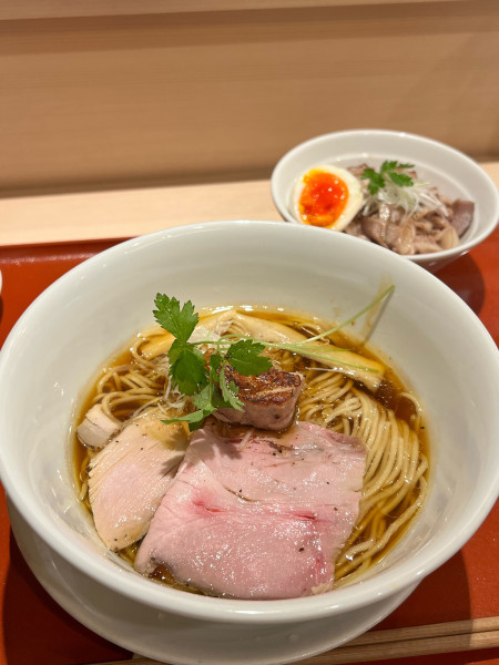 「蔵出し醤油そば」@麦と麺助 新梅田中津店の写真