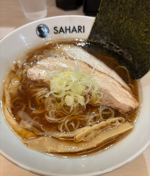 「鶏醤油ラーメン大盛＋半チャーハン」@鶏焼きと麺 佐波里の写真