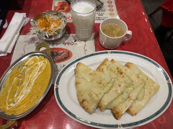 「チーズナンセット（4辛・野菜カレー・ラッシー）990円」@スターサンジ LABI1高崎店の写真