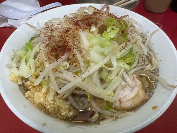 「ラーメン小　ヤサイニンニク一味　生卵」@ラーメン二郎 越谷店の写真
