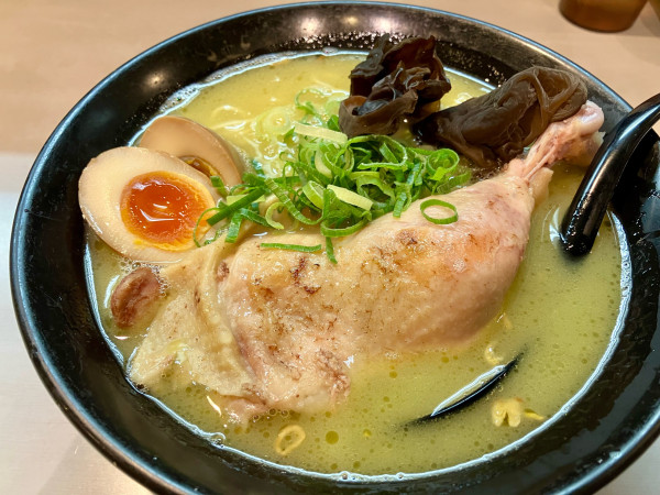 「鶏王らーめん味玉入り」@鶏王けいすけ 秋葉原店の写真