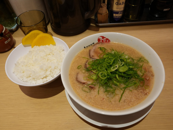 「ラーメン 並 麺30秒硬め+脂多め+セルフ辛いの多め+辛め+」@京都銀閣寺 ますたにラーメン 室町店の写真