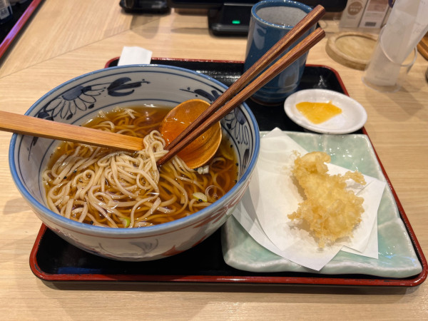 「かけそば380円 イカ天130円」@天丼 てんや エキア北千住店の写真